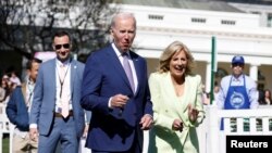 El presidente Joe Biden y la primera dama Jill Biden durante la ceremonia de los Huevos de Pascua en la Casa Blanca el 10 de abril de 2023.