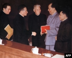 1962年，5位中共政治局常委在北京的中共中央委员会会议上。左起：周恩来，陈云，刘少奇，毛泽东，邓小平。在这张照片的原版上，两侧还有朱德和林彪。林彪被中共当局否定。