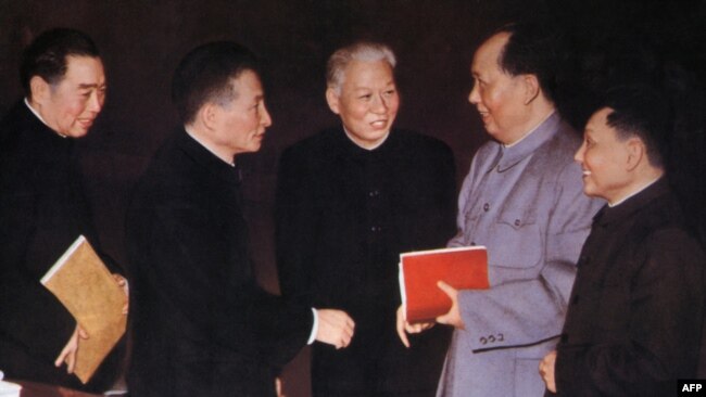 历史照片：五位中共政治局常委在北京的中共中央委员会会议上。左起：周恩来，陈云，刘少奇，毛泽东，邓小平。在这张照片的原版上，两侧还有朱德和林彪。(1962年)