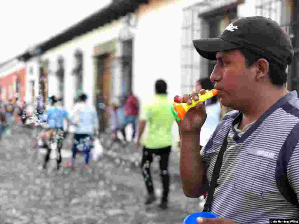 Un hombre con un silbo en Antigua, Guatemala