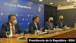 El presidente de Uruguay, Luis Lacalle Pou, anuncia en una conferencia de prensa el regreso parcial a la presencialidad en las escuelas. Foto cortesía del Departamento de Comunicación de la Presidencia.