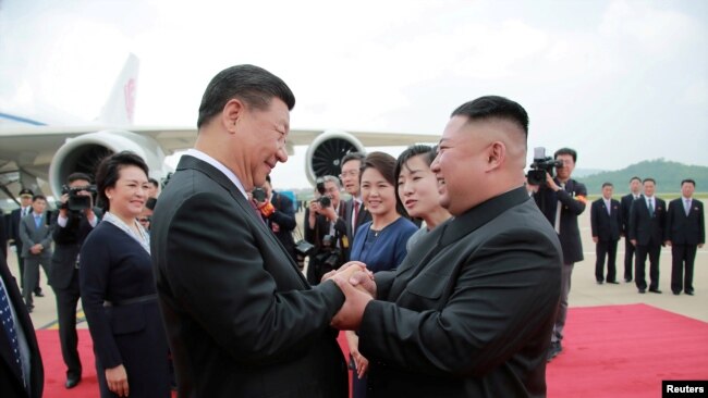 朝鲜领导人金正恩在平壤国际机场迎接到访的中国国家主席习近平。（2019年6月21日）