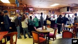 Lottery players line up to purchase Mega Millions lottery tickets, at The World Bar and Grill, in Delta, La., a few miles from the Mississippi-Louisiana state line, Oct. 23, 2018. 