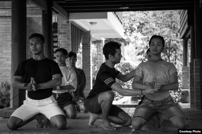 គ្រូបង្រៀនរបាំលោក Prumsodun Ok តម្រែតម្រង់ចលនាបត់បែនរបស់ក្រុមរបាំរបស់លោក អំឡុងពេលហាត់សមមួយ។ រូបថតពីខេត្តសៀមរាប កាលពីថ្ងៃទី១៤ ខែកក្កដា ឆ្នាំ២០១៧។ (រូបថត៖ Enric Contreras)
