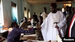 Le président sud-soudanais Salva Kiir visite les soldats de l'Armée populaire de libération du Soudan internés pour des soins à l'hôpital militaire de Juba, Soudan du Sud, décembre 2016.