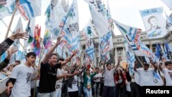 Manifestantes pro-gobierno celebran en argentina el fallo de la Corte sobre la constitucionalidad de la Ley de Medios.