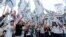 Manifestantes pro-gobierno celebran en argentina el fallo de la Corte sobre la constitucionalidad de la Ley de Medios.