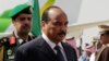 Le roi Salman d'Arabie saoudite reçoit le président de la Mauritanie, Mohamed Ould Abdel Aziz, à l’arrivée de ce dernier pour le sommet des dirigeants arabes et sud-américains à Riyad, en Arabie Saoudite, 10 novembre 2015. 