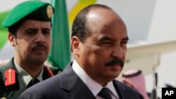 Le roi Salman d'Arabie saoudite reçoit le président de la Mauritanie, Mohamed Ould Abdel Aziz, à l’arrivée de ce dernier pour le sommet des dirigeants arabes et sud-américains à Riyad, en Arabie Saoudite, 10 novembre 2015. 