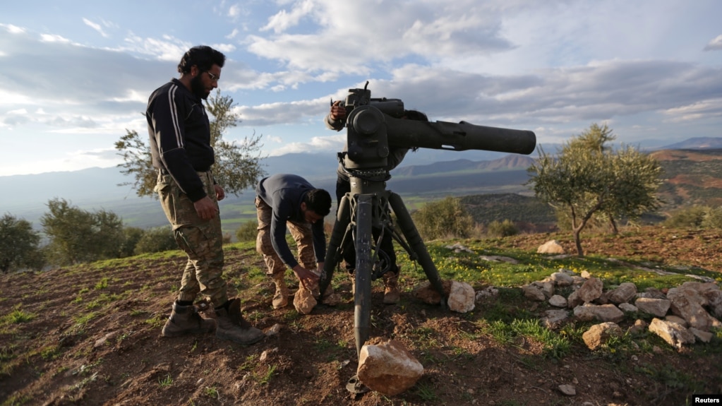 ファイル - トルコの支援を受けたシリア陸軍の戦闘機が、2018年2月18日、シリアのアフリンの北にある対戦車ミサイルのTOWを準備する。