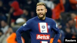 Mshambuliaji wa Paris St Germain Neymar Jr akijishika kiuno baada ya Ruslan Malinovskyi wa Olympique de Marseille kufunga bao la pili katika mchezo wao wa Februari 8,2023 REUTERS
