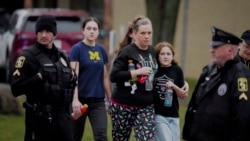 Orang tua beserta sejumlah murid bergerak meninggalkan tempat perlindungan menyusul insiden penembakan di Abundant Life Christian School di Wisconsin, pada 16 Desember 2024. (Foto: AP/Morry Gash)