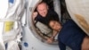 ARCHIVO - Esta fotografía de la NASA publicada el 2 de julio de 2024 muestra a los astronautas de pruebas de vuelo de la tripulación Boeing de la NASA (desde arriba) Butch Wilmore y Suni Williams en la Estación Espacial Internacional.