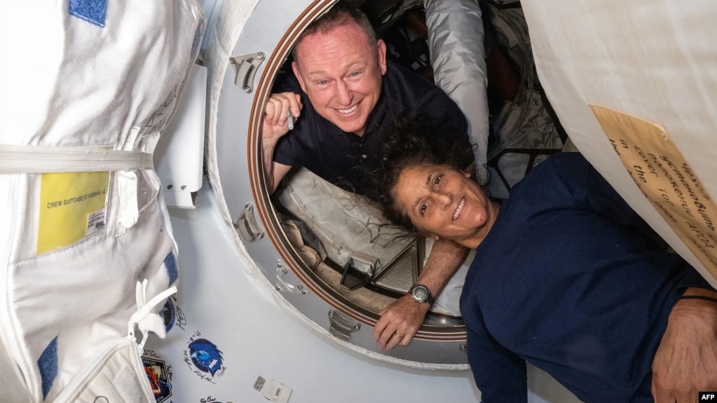 Fotografia e publikuar nga NASA më 2 korrik të vitit 2024 e dy astronautëve të saj, Butch Wilmore dhe Suni Williams në Stacionin Ndërkombëtar të Hapërsirës/NASA via AFP