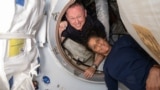 ARCHIVO - Esta fotografía de la NASA publicada el 2 de julio de 2024 muestra a los astronautas de pruebas de vuelo de la tripulación Boeing de la NASA (desde arriba) Butch Wilmore y Suni Williams en la Estación Espacial Internacional.