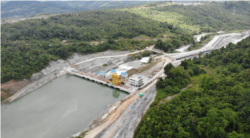 Bendungan PLTA Poso 1 di Desa Sulewana, Kecamatan Pamona Utara, Kabupaten Poso, Sulawesi Tengah. Selasa (24/11/2020). (Foto: VOA/Yoanes Litha)