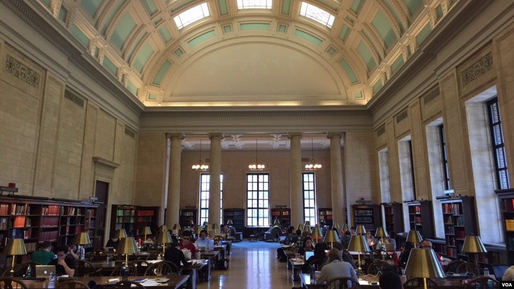 哈佛大学威德纳图书馆参考资料阅览室（资料照片）