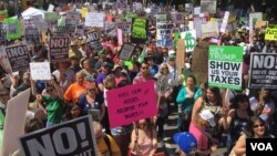 Manifestantes en Los Angeles se unen a las protestas de costa a costa para exigir al presidente Donald Trump que de a conocer su declaración de impuestos. [Foto: Arturo Martínez, VOA].