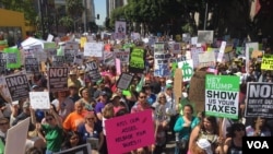 Des manifestations exigent au président Donald Trump à rendre publiques ses déclarations de revenus et d'impôts, Los Angeles, 15 avril 2017. (VOA/Arturo Martínez)