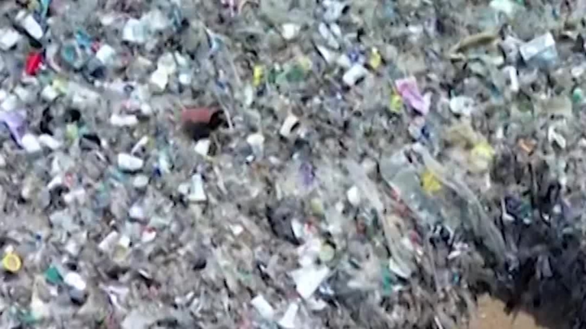 Sampah Plastik Berton-ton Banjiri Pantai Bali, Dinilai yang “Terparah”