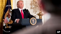 El presidente Donald Trump escucha una pregunta durante la conferencia de prensa del jueves 16 de febrero en la Casa Blanca.