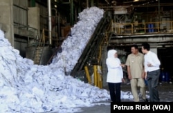 Gubernur Jawa Timur Khofifah Indar Parawansa saat meninjau pabrik kertas di Kabupaten Mojokerto yang akan dibangun Pembangkit Listrik Tenaga Sampah (PLTSa) plastik, di Mojokerto, Juli 2019. (Foto: Petrus Riski/VOA).