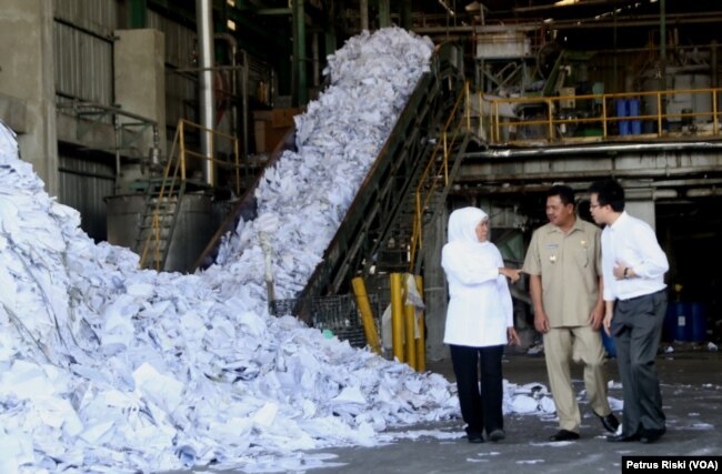 Gubernur Jawa Timur Khofifah Indar Parawansa saat meninjau pabrik kertas di Kabupaten Mojokerto yang akan dibangun Pembangkit Listrik Tenaga Sampah (PLTSa) plastik, di Mojokerto, Juli 2019. (Foto: Petrus Riski/VOA).