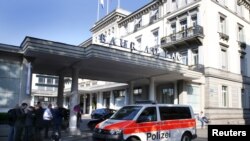 A police van drives past the Baur au Lac hotel in Zurich, Switzerland, May 27, 2015. Six soccer officials were arrested in Zurich on Wednesday and detained pending extradition to the United States over suspected corruption at soccer's governing body FIFA,