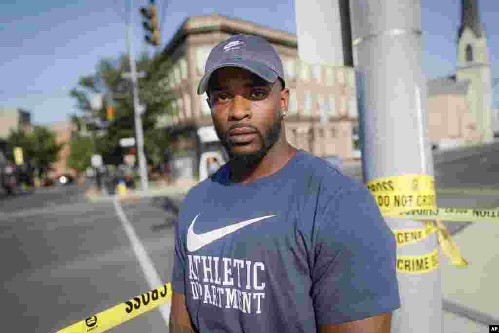 Anthony Reynolds, testigo ocular del tiroteo masivo en Dayton, Ohio, el domingo 4 de agosto de 2019, en el lugar del ataque que dejó nueve personas muertas y 27 heridas. (Foto AP / John Minchillo)