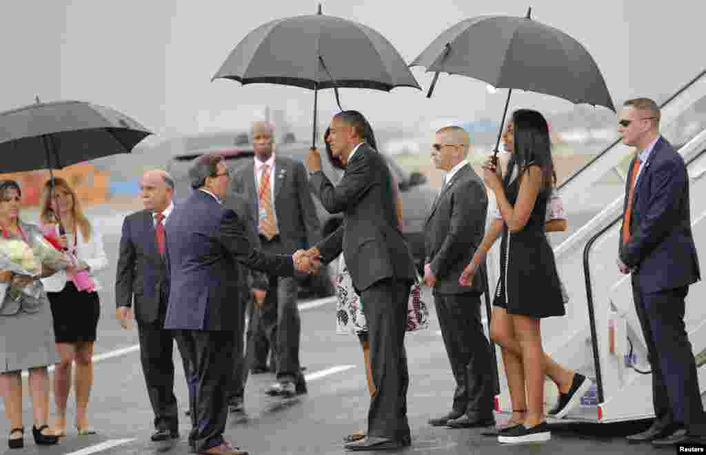 کیوبا کے اعلیٰ حکام نے صدر اوباما کا&nbsp;ائیر پورٹ پر استقبال کیا۔