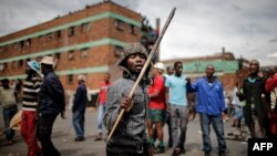 Des Zoulous manifestent contre des immigrants étrangers devant un hôtel dans le district de Jeppestown, Johannesburg, Afrique du Sud, vendredi 17 avril, 2015.