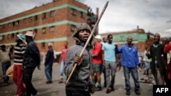 Người biểu tình Zulu biểu tình chống di dân nước ngoài bên ngoài nhà trọ của họ ở quận Jeppestown của thành phố Johannesburg, Nam Phi, 17/4/2015.