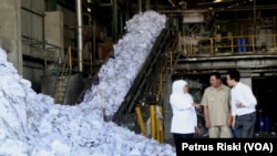 Gubernur Jawa Timur Khofifah Indar Parawansa saat meninjau pabrik kertas di Kabupaten Mojokerto yang akan dibangun Pembangkit Listrik Tenaga Sampah (PLTSa) plastik, di Mojokerto, Juli 2019. (Foto: Petrus Riski/VOA).