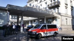 A police van drives past the Baur au Lac hotel in Zurich, Switzerland, May 27, 2015. Six soccer officials were arrested in Zurich on Wednesday and detained pending extradition to the United States over suspected corruption at soccer's governing body FIFA,