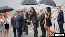 Menlu Kuba Bruno Rodriguez (kiri) menyalami Presiden AS Barack Obama saat tiba di bandara Jose Marti di Havana, Kuba, Minggu siang (20/3).