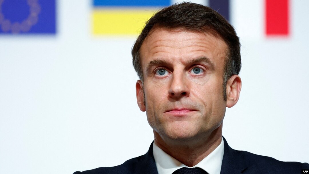 Presiden Prancis Emmanuel Macron berbicara pada konferensi pers tentang Ukraina di Paris (26/2). 