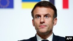 Presiden Prancis Emmanuel Macron berbicara pada konferensi pers tentang Ukraina di Paris (26/2). 