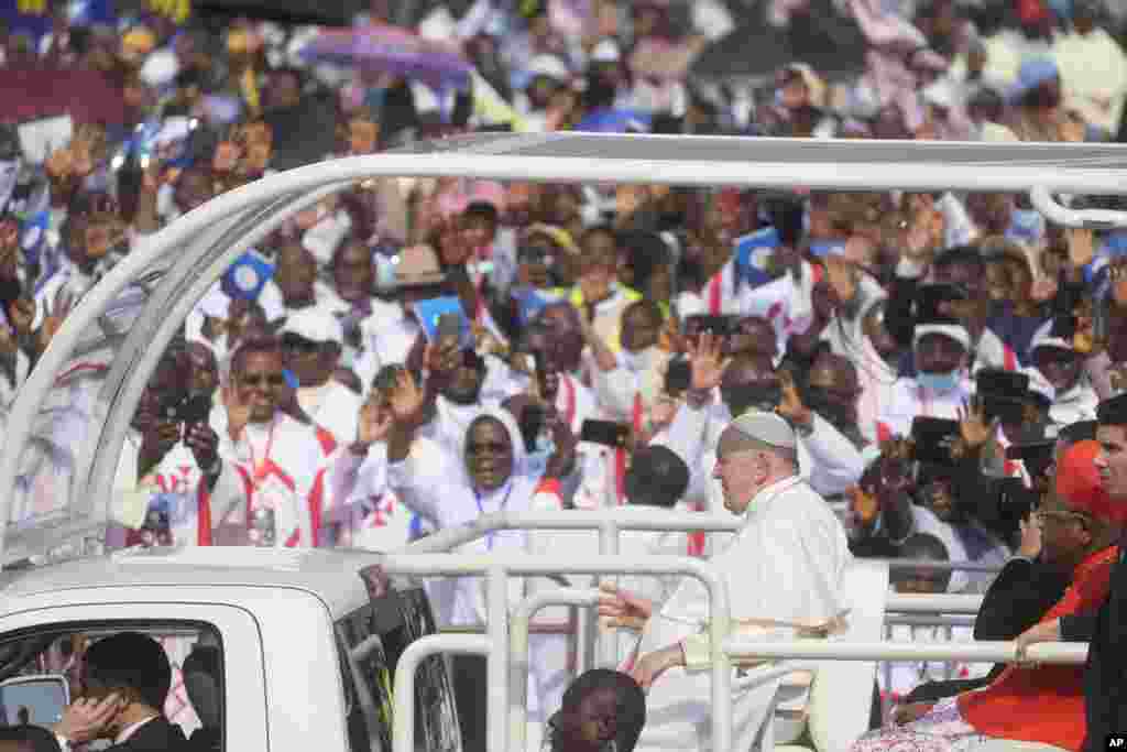 Papa Francis awasili kwenye uwanja wa Ndolo kuongoza misa , mjini Kinshasa, DRC.