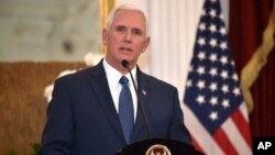 El vicepresidente de EE.UU., Mike Pence, habló con la prensa después de reunirse con el presidente indonesio, Joko Widodo, en Yakarta, Indonesia, el jueves, 20 de abril de 2017.