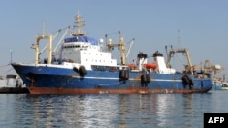 Les pêcheurs sénégalais dénoncent constamment la concurrence des bateaux usines contrôlés par des étrangers, auxquels ils imputent la raréfaction du poisson.