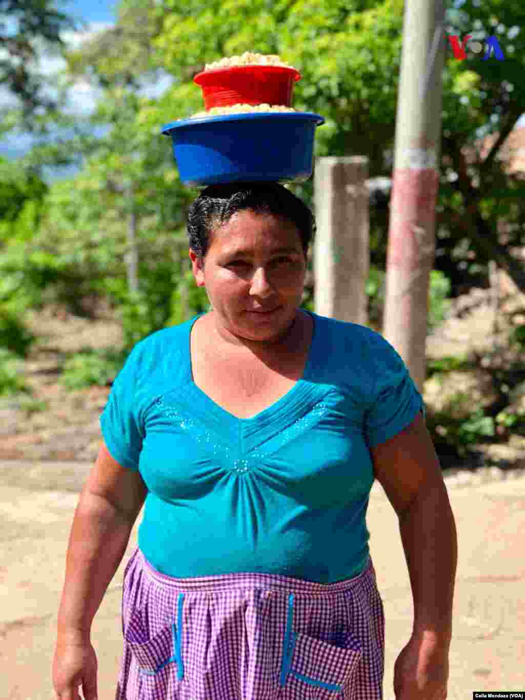 En el mercado de Santa Catarina Mita una señora lleva maíz en la cabeza como cargan la mayor parte de las personas sus mandados