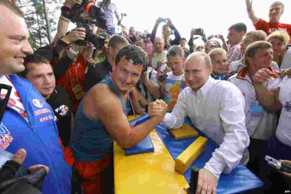 Владимир Путин с участниками молодежного образовательного форума «Селигер-2011»
