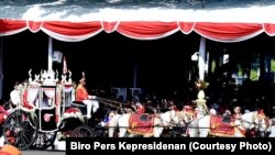 Kereta Kencana Ki Jaga Raksa membawa bendera pusaka dan teks Proklamasi dalam prosesi parade bendera pusaka dari Monumen Nasional menuju Istana Merdeka. (Foto: Biro Pers Kepresidenan)