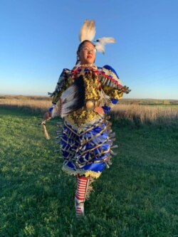 ນາງ ມາລາຍ ຖ່າຍຮູບໃນຊຸດຊົນເຜົ່າພື້ນເມືອງອາເມຣິກັນ.