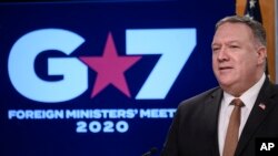 마이크 폼페오 미국 국무장관이 25일 국무부 기자회견에서 앞서 열린 G7 외교장관 화상회의 결과 등에 관해 설명했다.