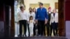 El presidente venezolano Nicolás Maduro, vestido con chaqueta azul, recibe en el Palacio de Miraflores, en Caracas, al empresario colombiano Alex Saab y a su familia tras su liberación por parte de Estados Unidos, este miércoles 20 de diciembre de 2023.