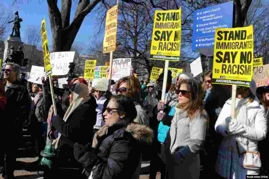 Protesters rallied and marched in Washington, D.C., Feb. 4, 2017, in support of immigrants and refugees outside the White House. (S. Islam/VOA)