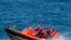 Un barco de la Guardia Costera traslada a inmigrantes indocumentados hallados en el mar.