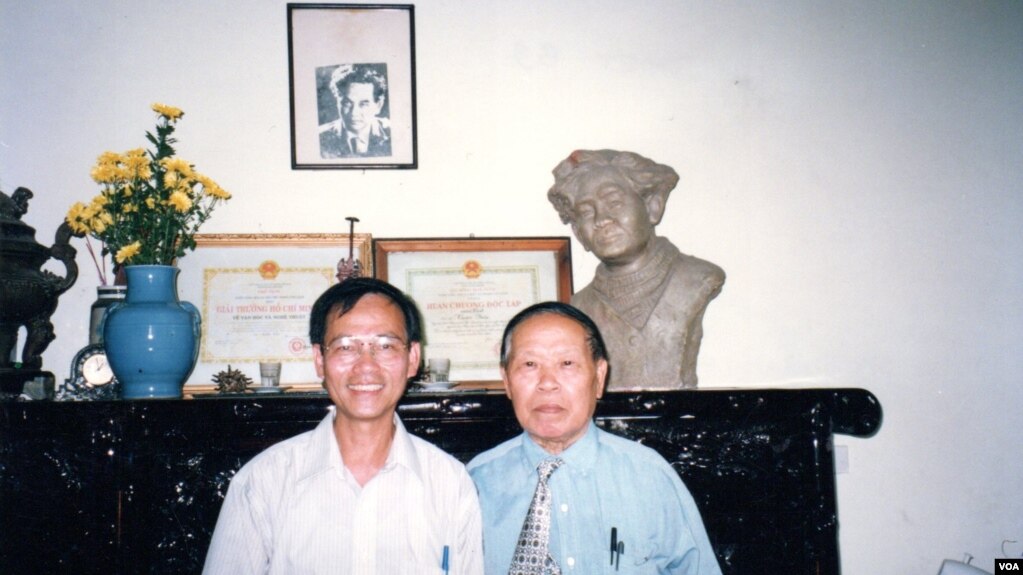 Huy Cận và tác giả chụp ở nhà Huy Cận (1998). (Hình: Tác giả cung cấp)