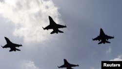 요르단 군의 F-16 전투기들이 암만공항 상공을 날고 있다. (자료사진)